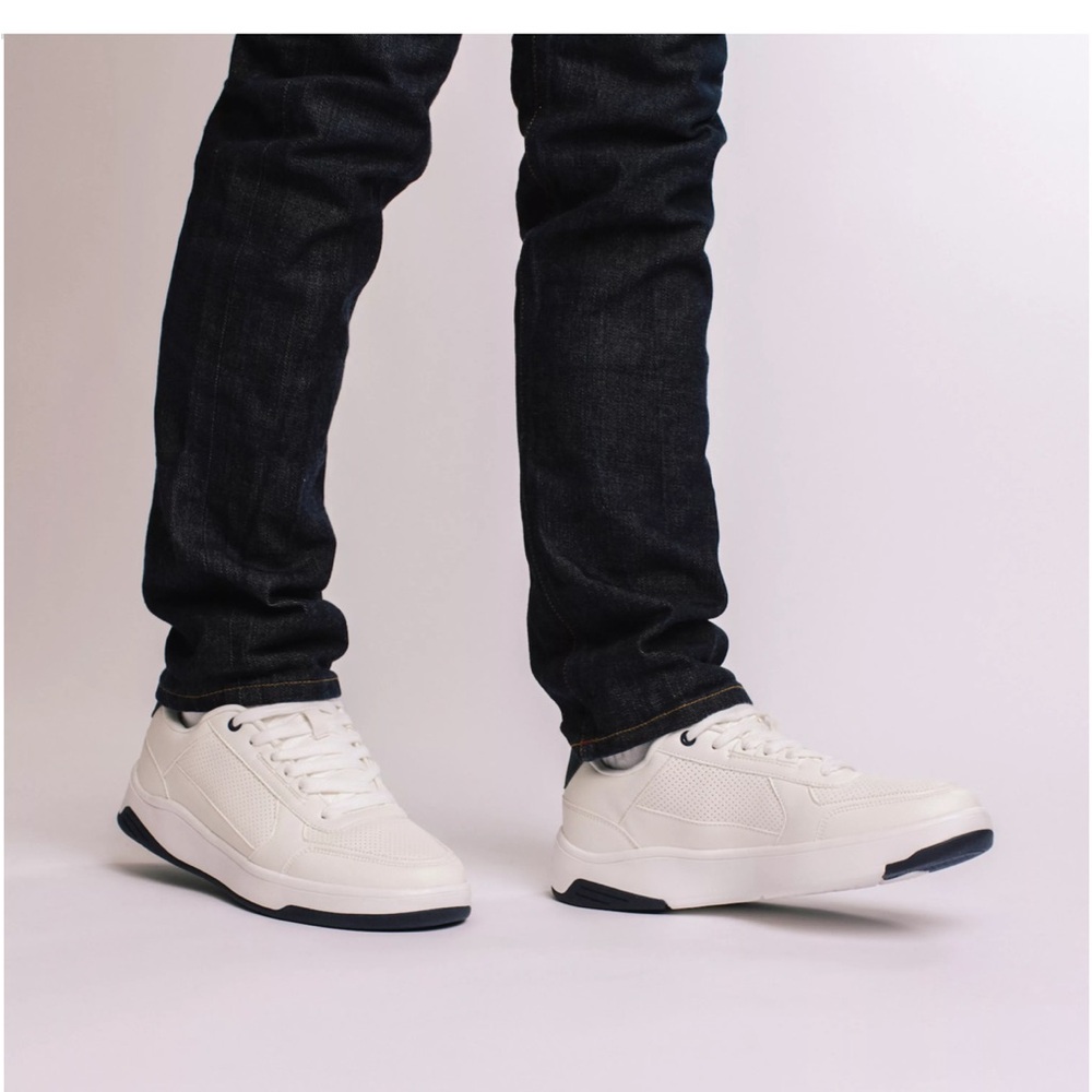 Like new!! VANCE Swift Men's Comfort Perforated Low Top Sneakers